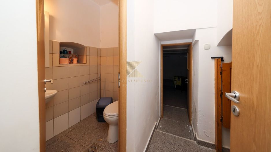 Locație rară în Brașov: ideal pentru regim hotelier sau business - Poză 11