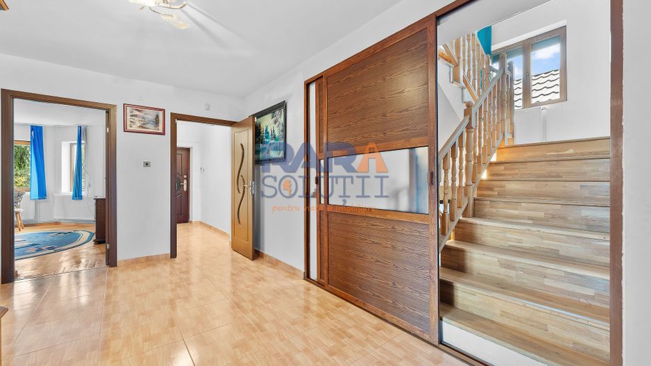 Vilă cu 6 dormitoare, 2 garaje, anexe multiple - 2076 mp teren - Poză 10