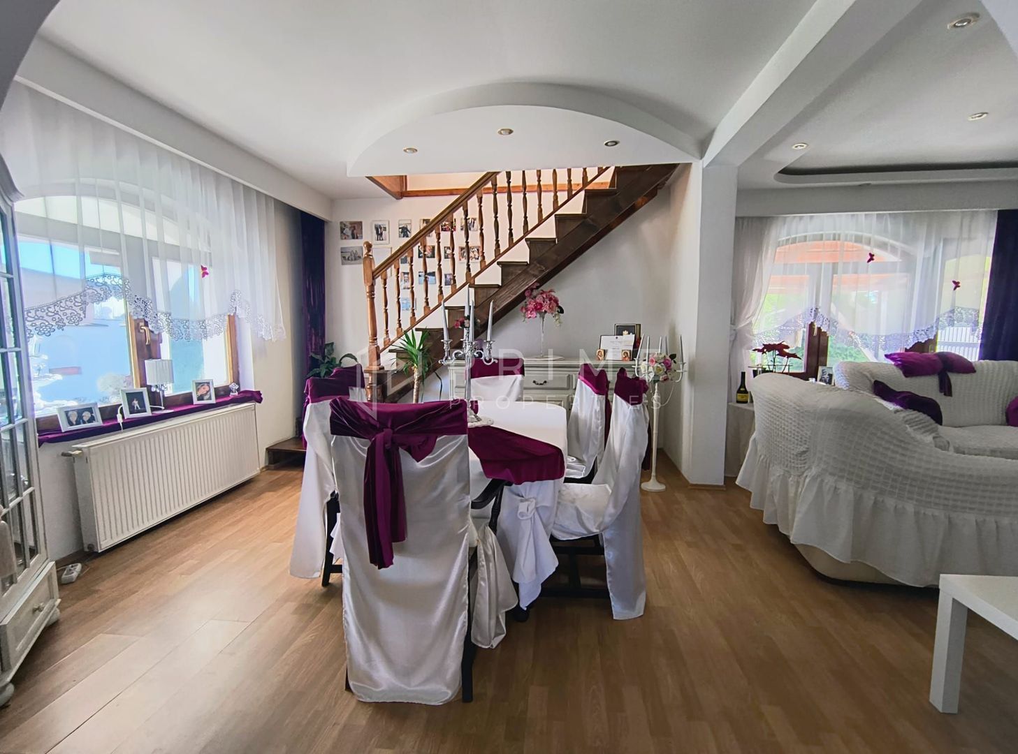 Casa perfectă pentru familie – curte, foișor cu grătar și garaj triplu - Poză 12