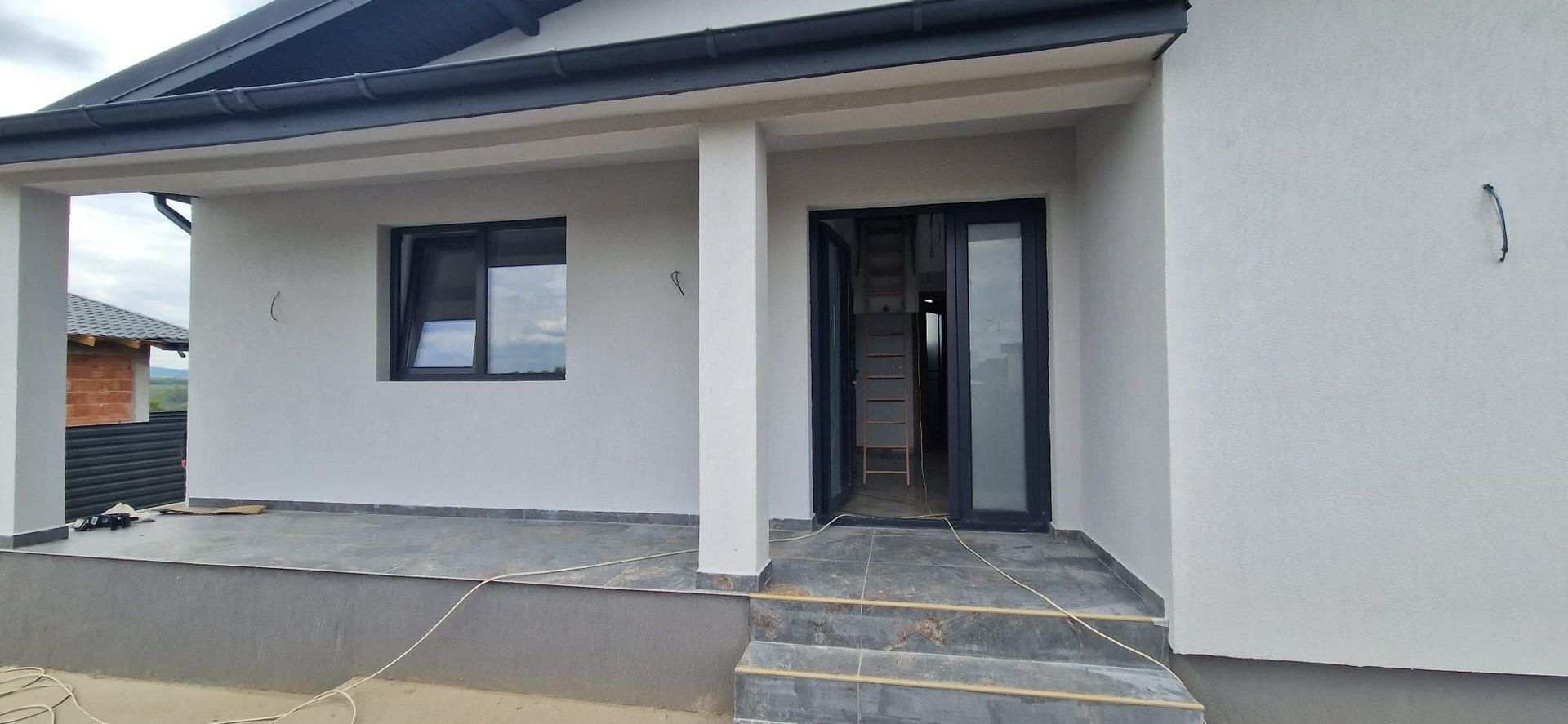 Casa plan parter 3 camere 70 mp/teren 400 mp Ciurbesti 149000 euro - Poză 2
