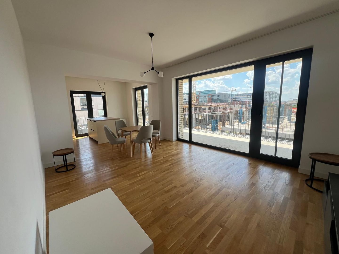 Vanzare apartament 3 camere | mobilat si utilat | 2 locuri parcare - Poză 4
