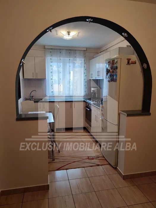 Apartament cu 3 camere de vanzare in Cetate - Poză 1