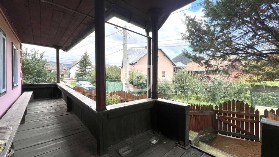 Casa traditional bucovineana la poalele muntilor Bucovinei - Poză 11