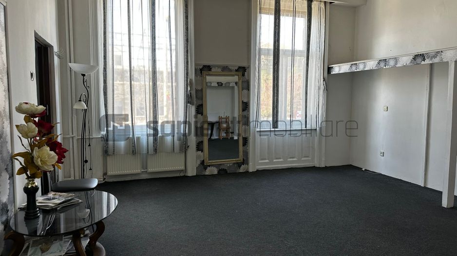 Apartament la casa cu 4 camere si acces auto, ultracentral - Poză 3