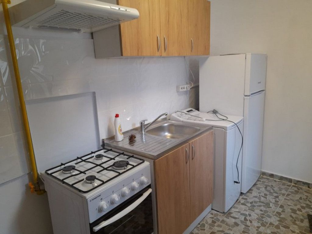 Dristor, Piata Ramnicu Sarat, casa - Poză 8