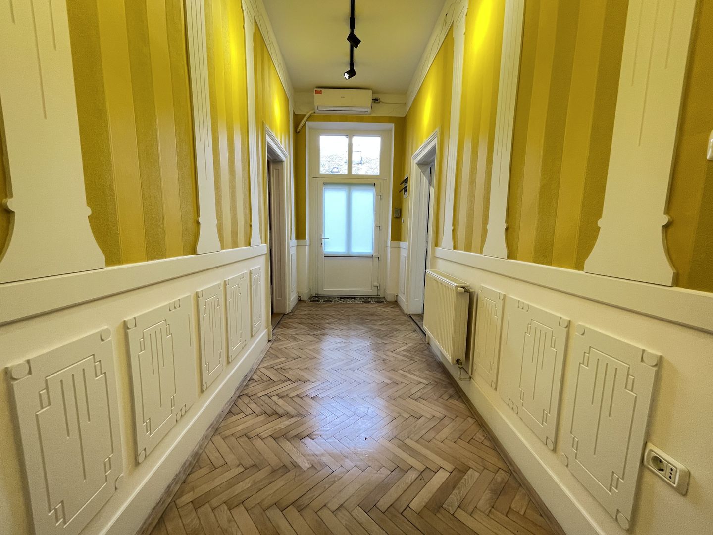 Apartament 4 camere spatios  in zona Sinaia - Poză 1