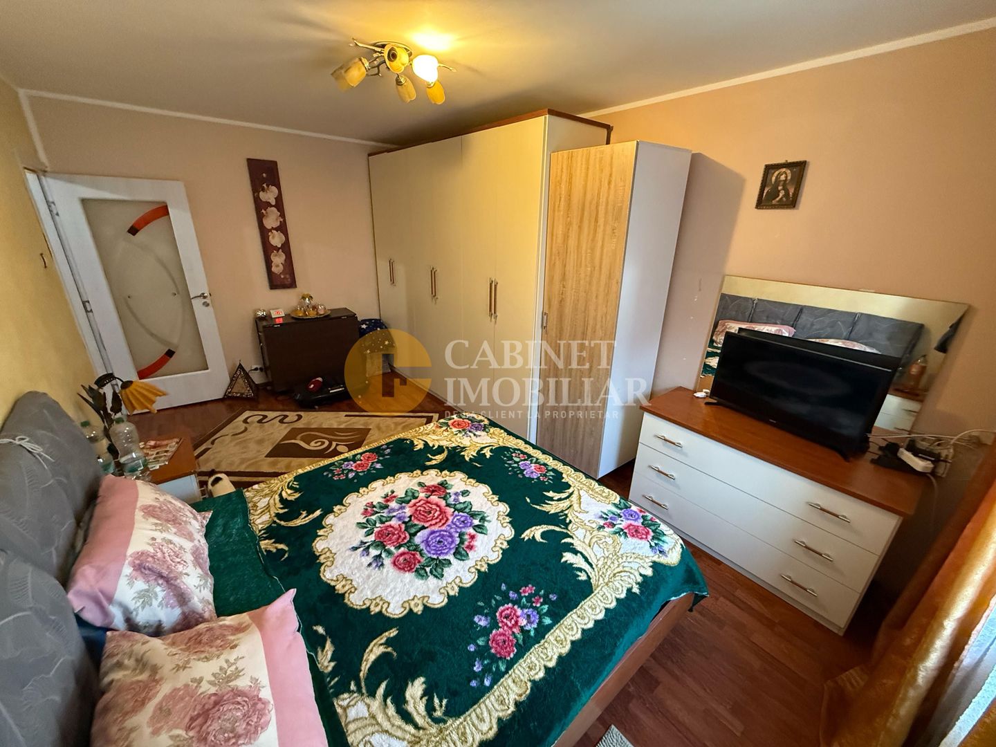 Galata - Apartament cu 2 camere decomandat - Etaj Intermediar - Bloc dupa 80 - Poză 1