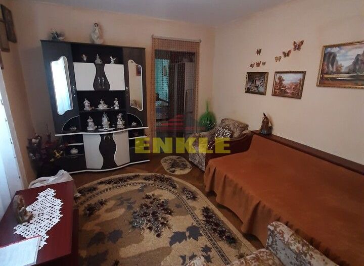 Apartament 3 camere transformat in 2 camere, zona scolii 7, etaj 2 - Poză 2