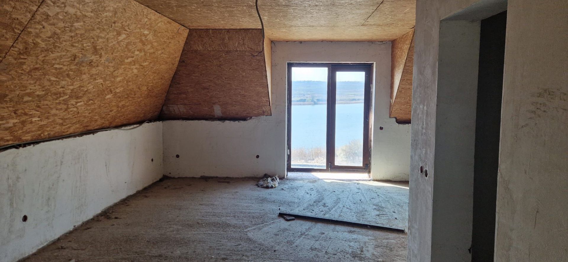 Vand vila la rosu cu teren 2700mp - Poză 8