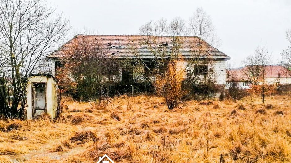 Craciunesti - Casa la rosu - 356 mp +  teren 1160 mp - Poză 1