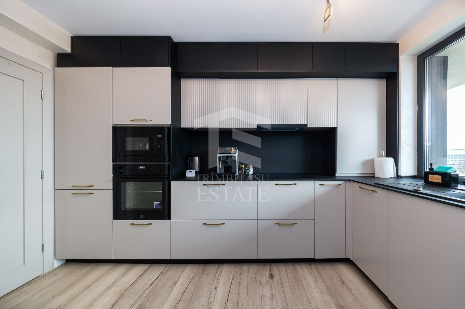 Coresi-Penthouse 3 camere +loc de parcare subteran 203mp - Poză 10