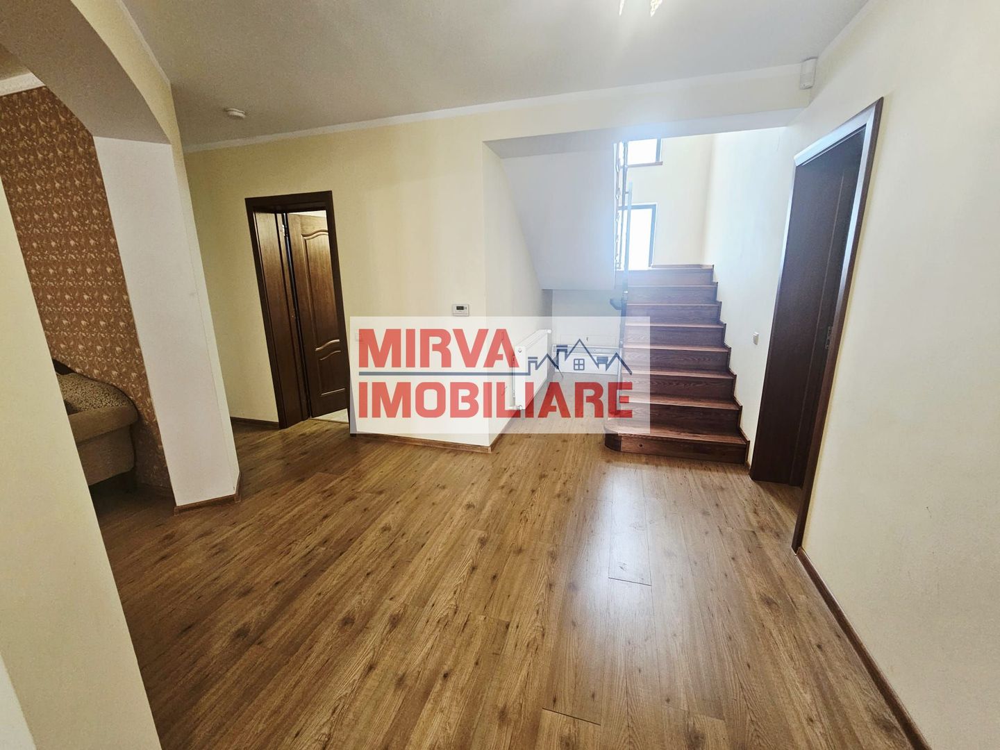 Vilă spațioasă Strejnicu S+P+1E+M, 8 camere, garaj, teren 595 mp - Poză 24