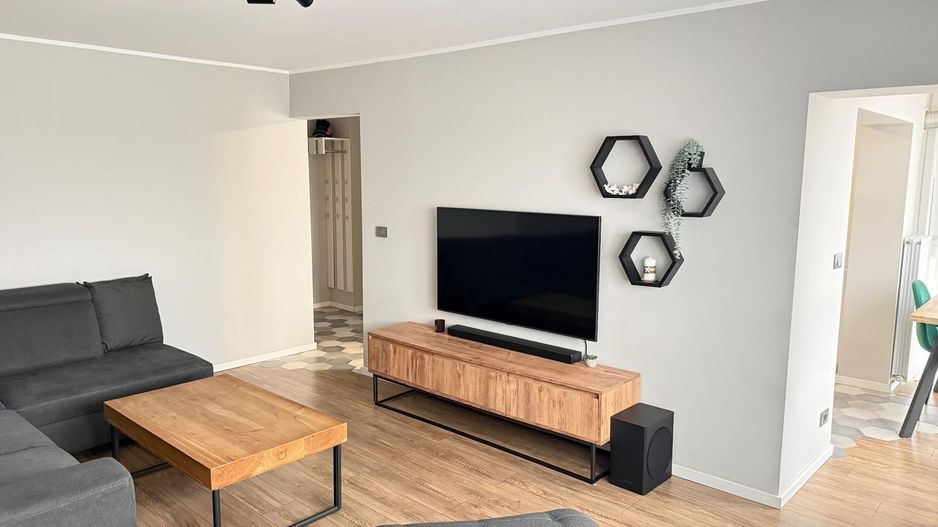 Vând apartament de lux 3 camere, decomandat, 72 mp, etaj 3/4 - Poză 3