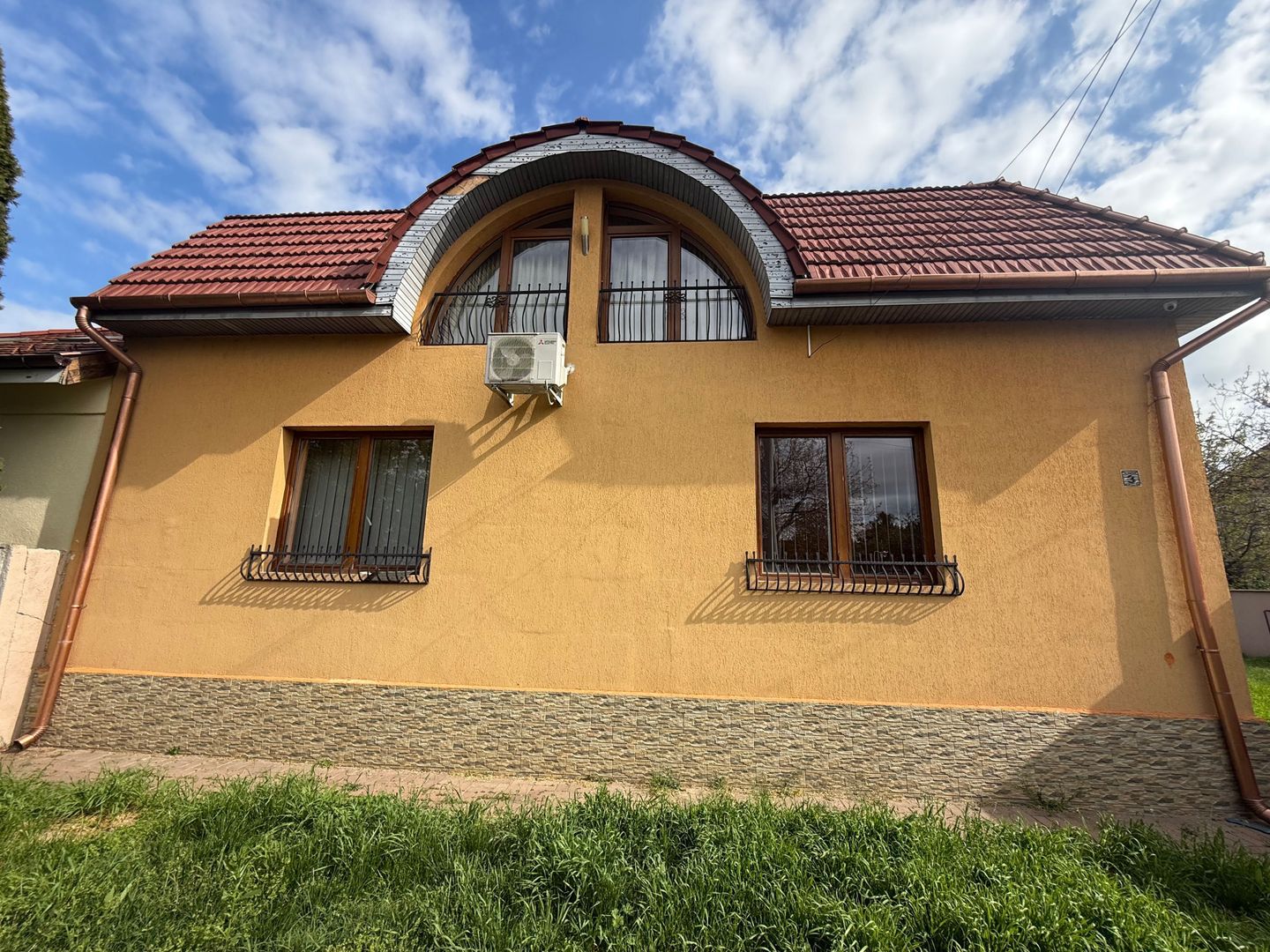 BRASADAS vinde casa 7 cam 11 ari teren renovată integral. - Poză 1
