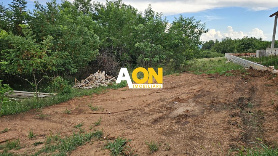 Teren construibil, 1000 mp, zona Schit, cu utilitati si panorama - Poză 1