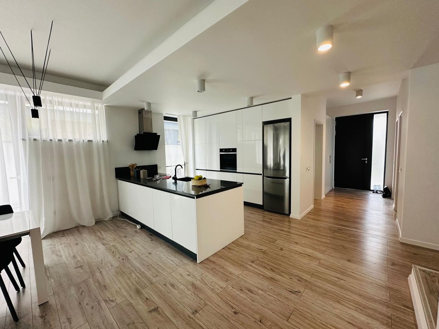 Vila Individuală Elegantă cu 6 camere, Curte Proprie–Padurea Baneasa - Poză 4