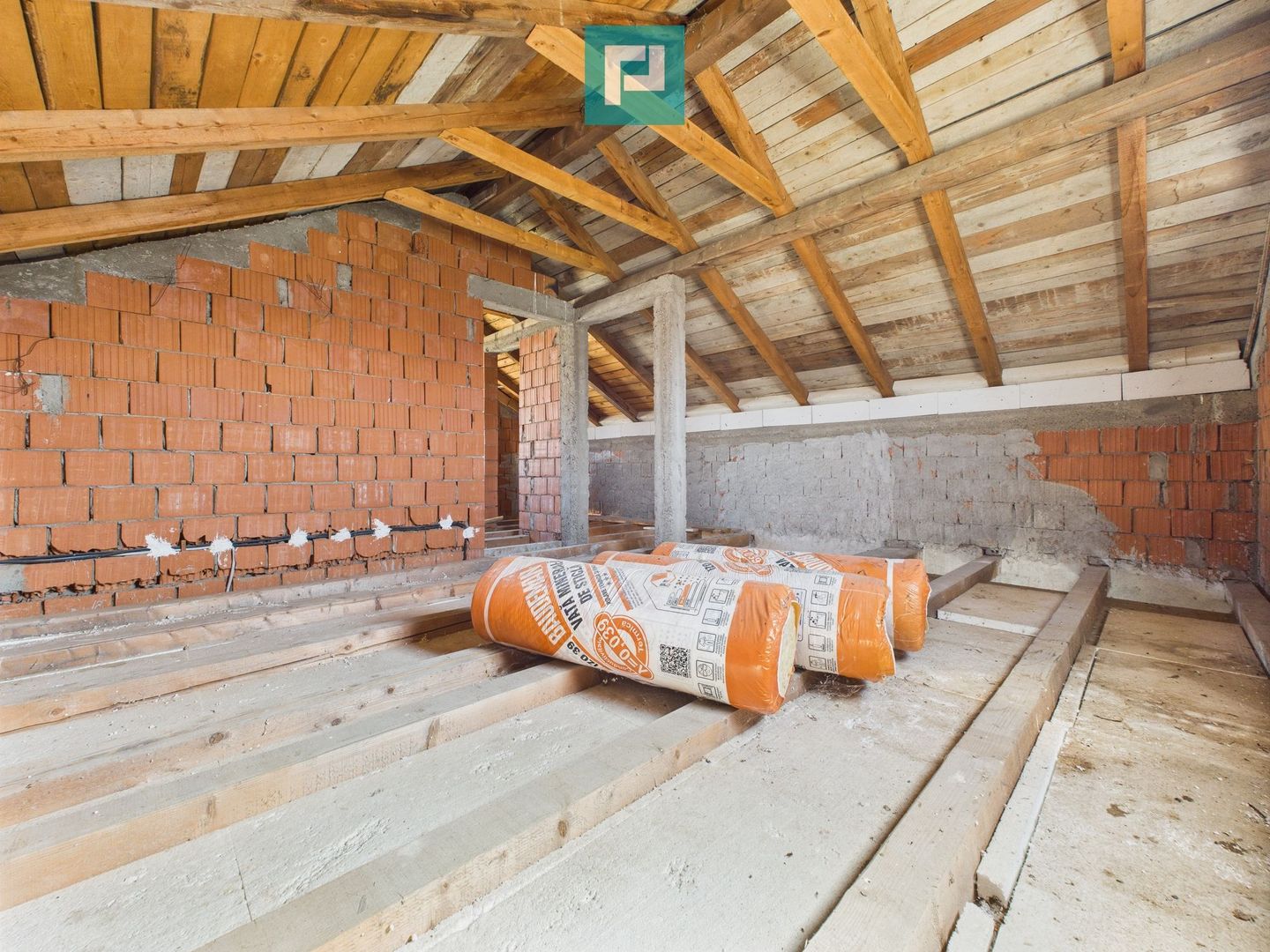 Casa la gri in Frumuseni - Poză 9