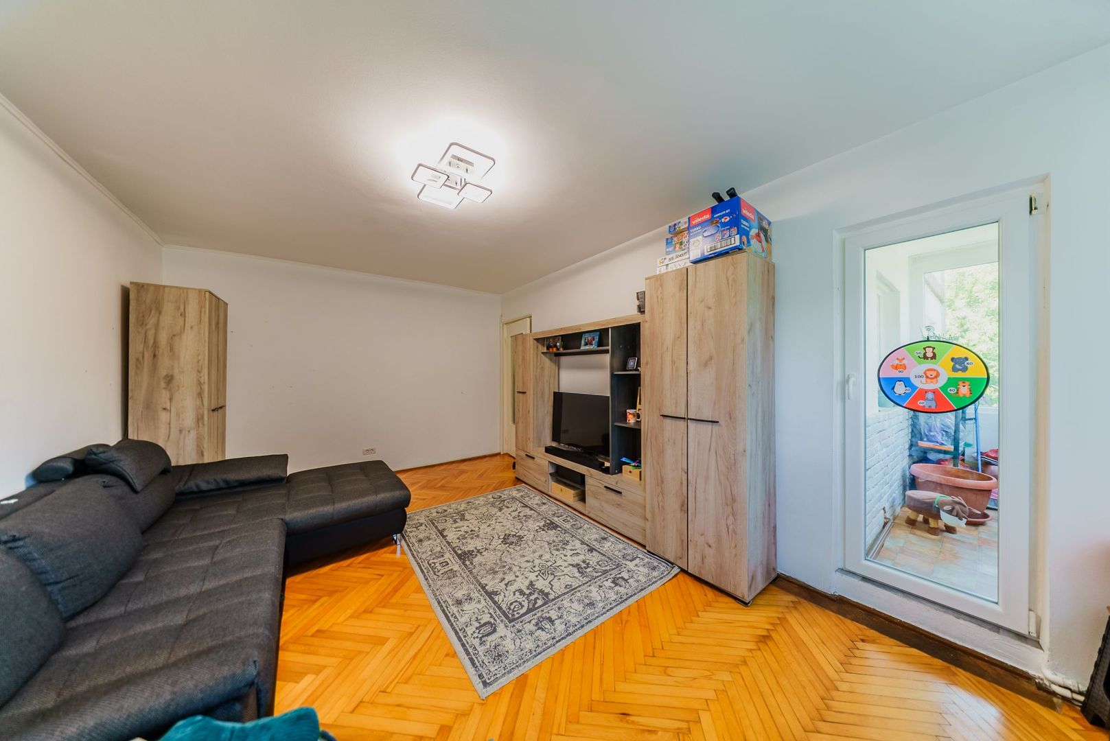 Apartament 2 camere, zona 300, decomandat, etaj 1 - Poză 3