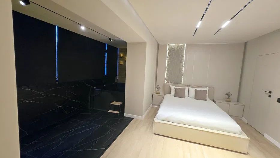 Studio Ultramodern cu Jacuzzi, Mobilat și Utilat Complet - Poză 2