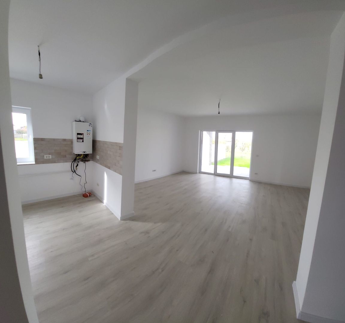 1\2 Duplex Utvin P+E,5 Camere,2 Bai,Toate Utilitatile - Poză 4