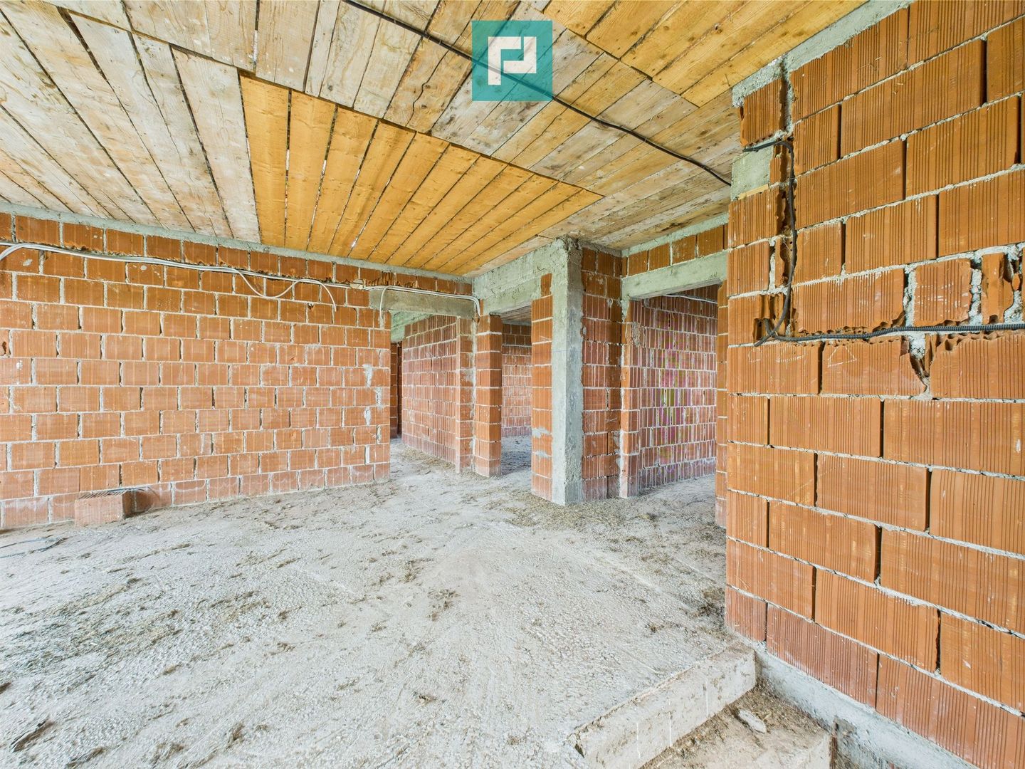 Casă la roșu, P+1, în localitatea Beliu, Arad - Poză 8