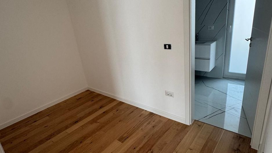Duplex despărțit prin perete dublu/ Garaj - Poză 25