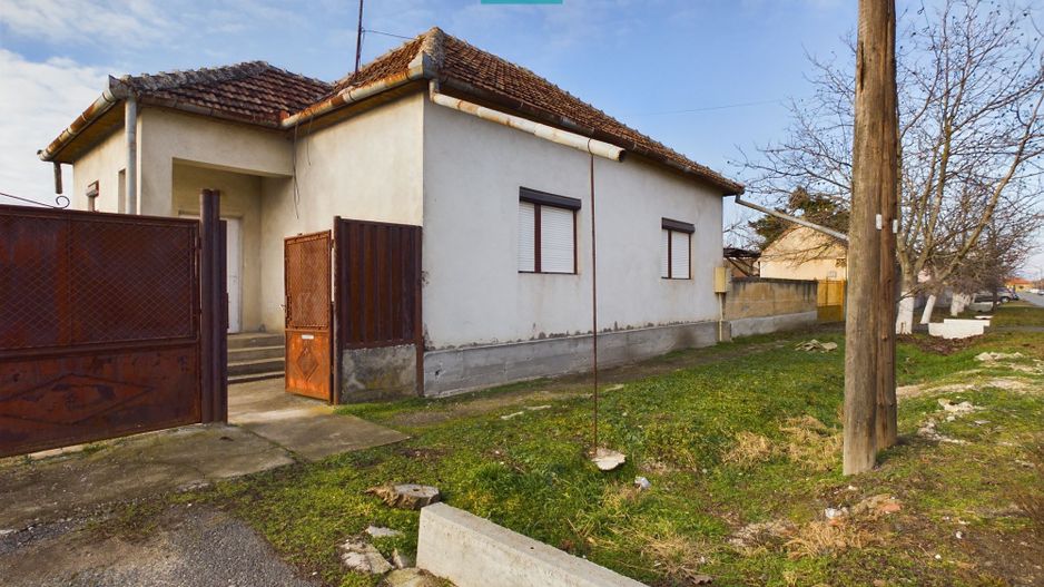 Casă cu 4 camere + anexe   în Șofronea - Poză 1