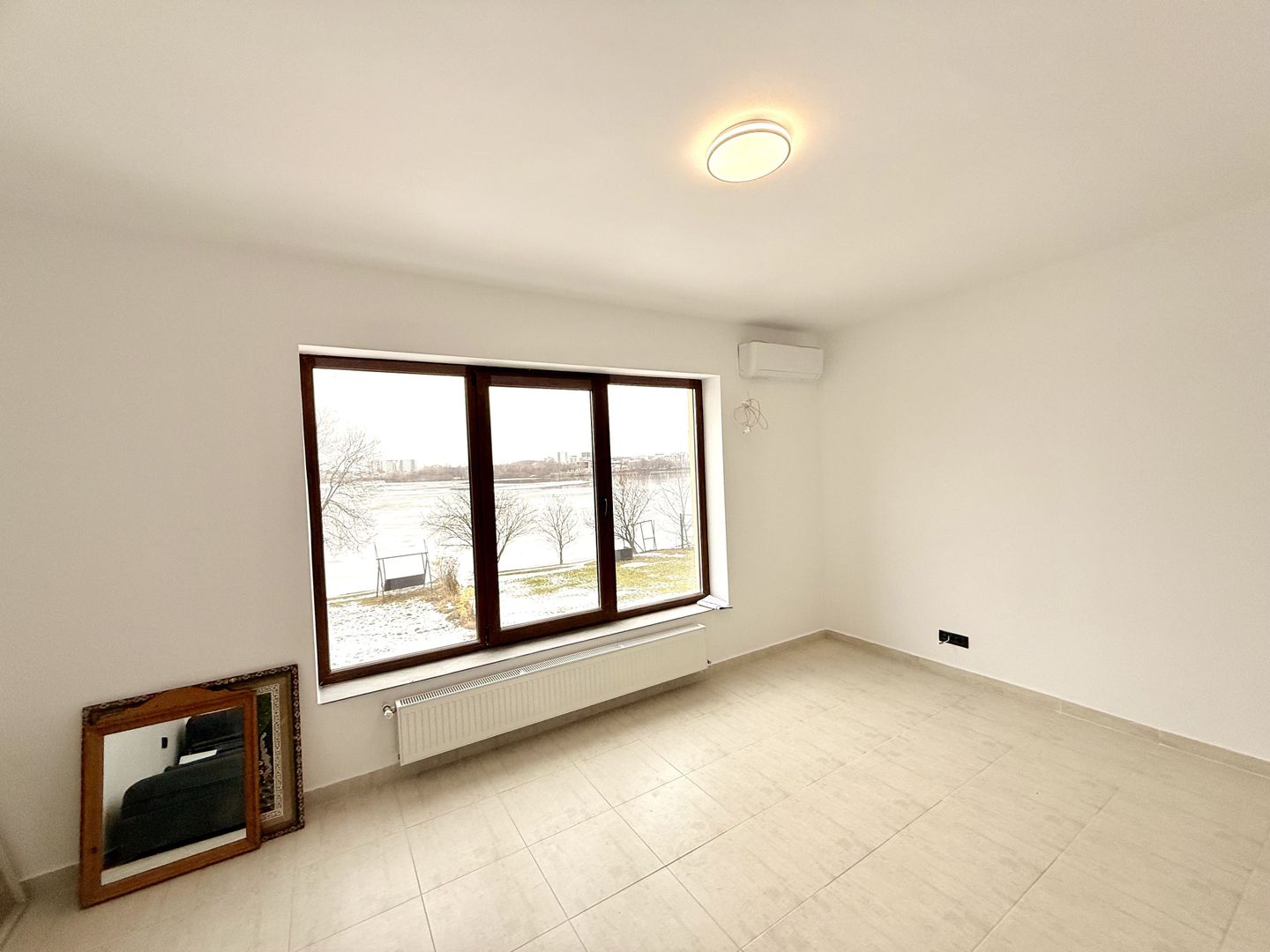 Doua etaje in vila pe malul lacului Grivita birouri rezidential - Poză 12