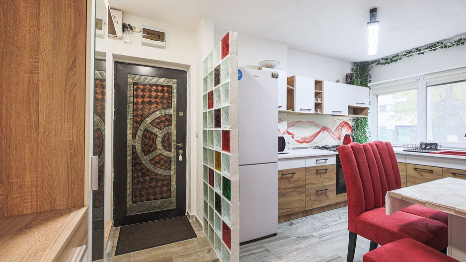 Apartament central, la parter, renovat și mobilat. - Poză 10