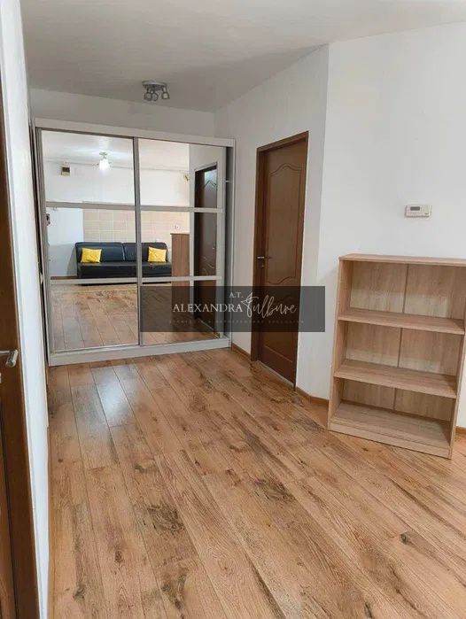 Apartament de vanzare, 2 camere, etaj intermediar, balcon, parcare - Poză 3