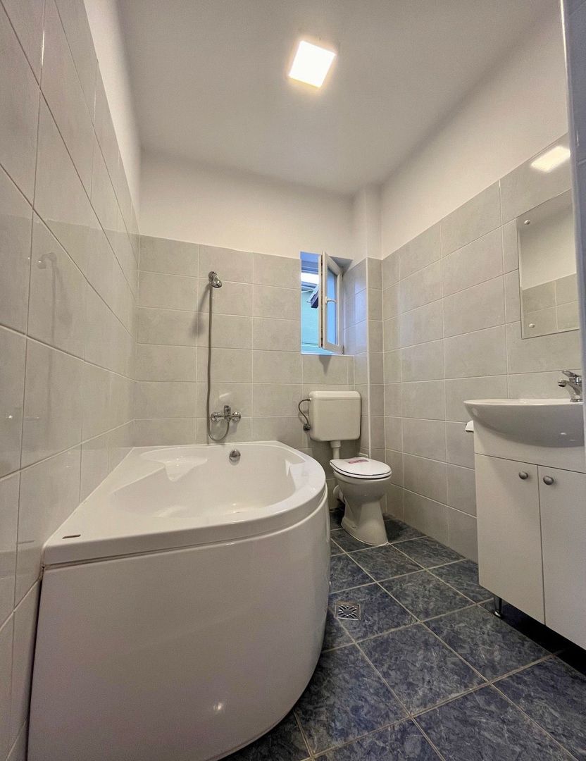 GARS. 1 DECEMBRIE 1918, BUCATARIE INCHISA, CENTRALA, METROU 10 MINUTE - Poză 5