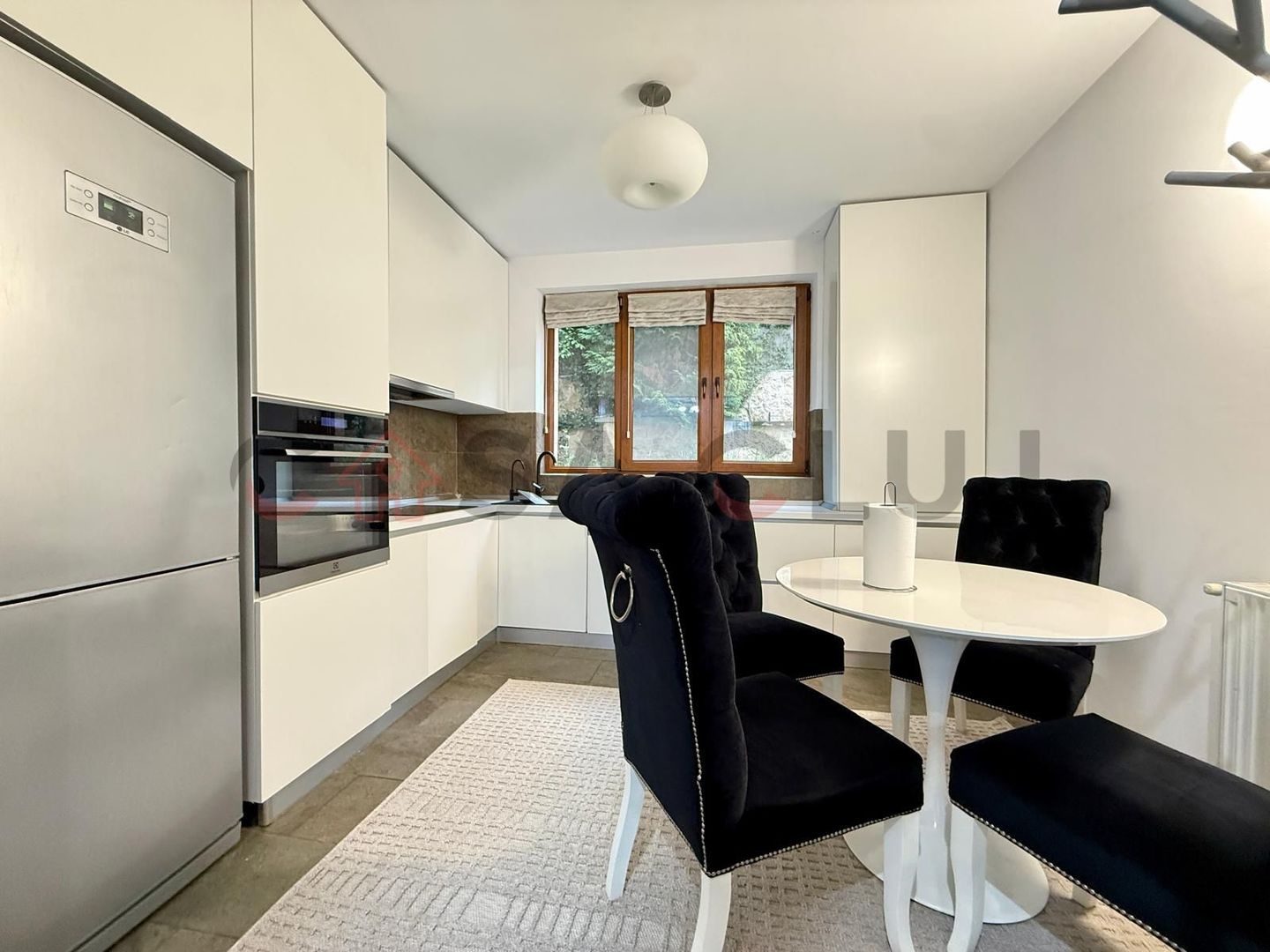 Apartament în vilă, curte, la cheie, parcare, Europa - Poză 3