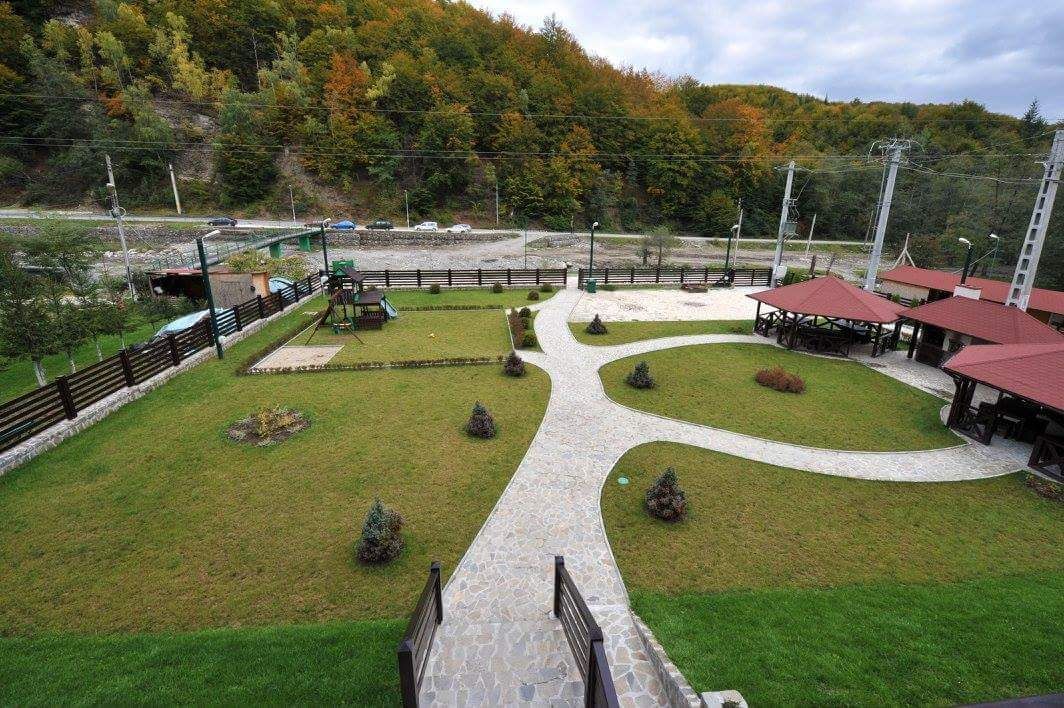 Pensiune de Vânzare în Brădetu – Acces la Apă Sulfuroasă, Vedere rau si munte - Poză 5