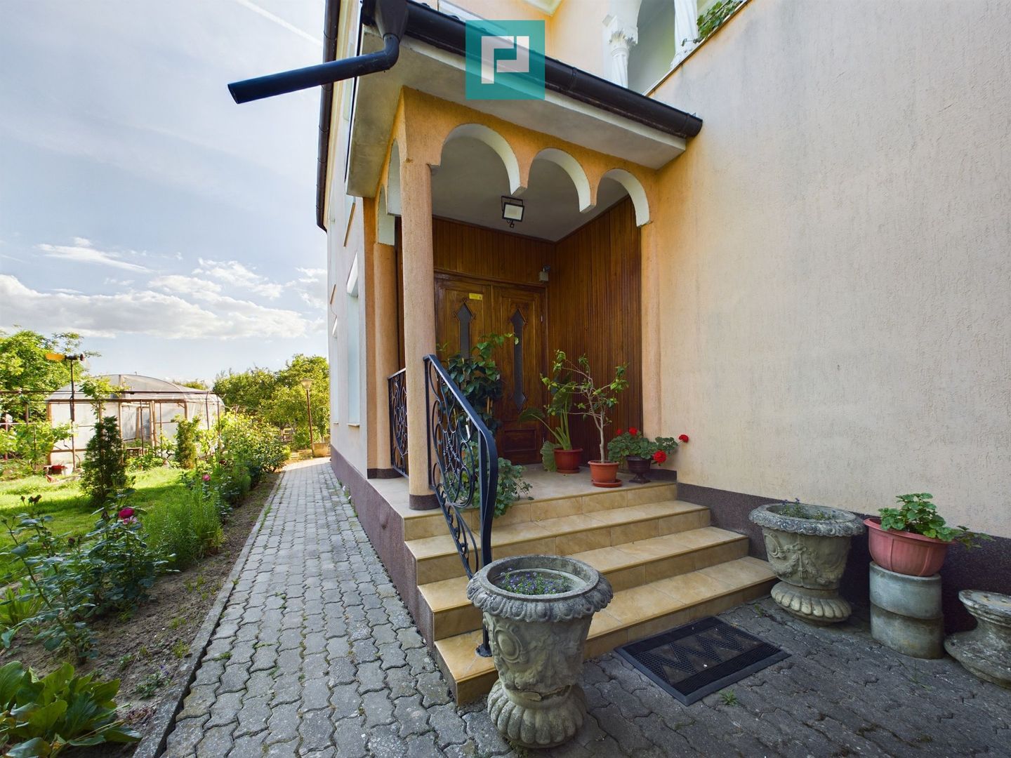 Casă clasică în Chișineu-Criș - Poză 1