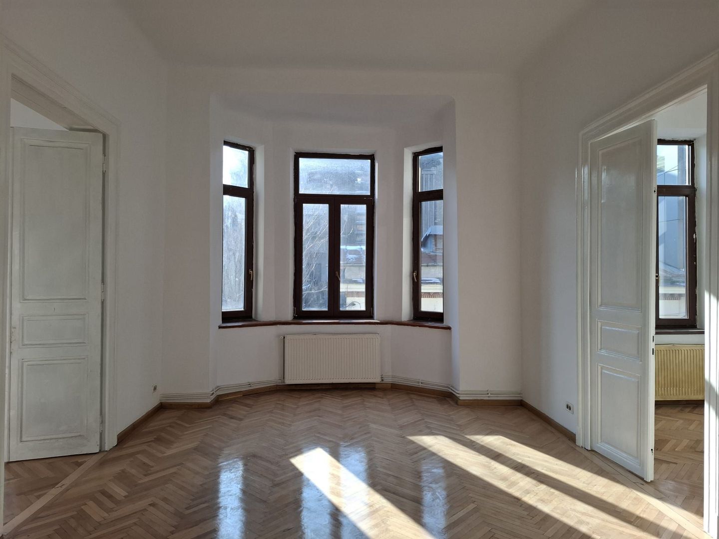 URGENT!, et. 1/P+2+M in vila arhitectonica, liber, NEGOCIABIL - Poză 2