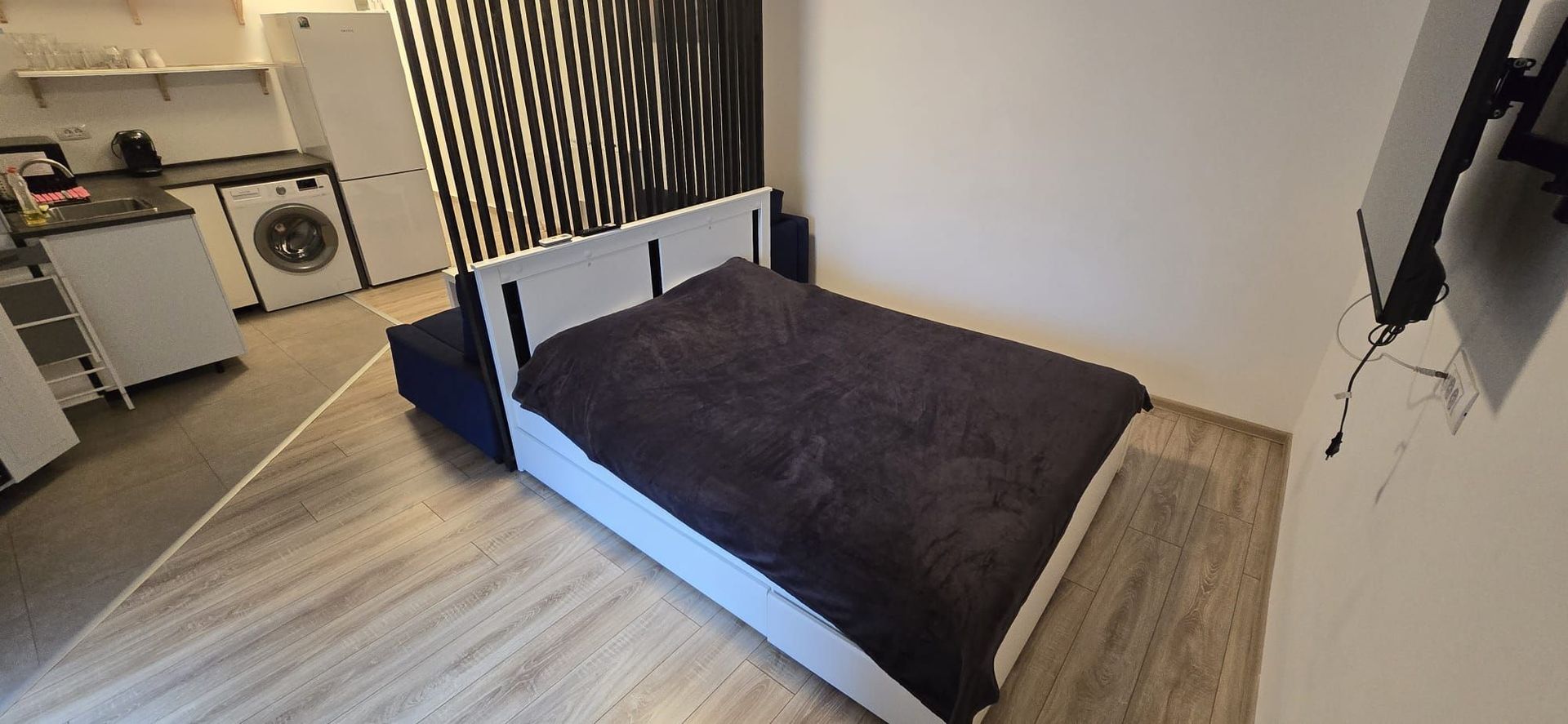 Studio modern de închiriat în Solid Butoaie – vedere la lac, parcare - Poză 1