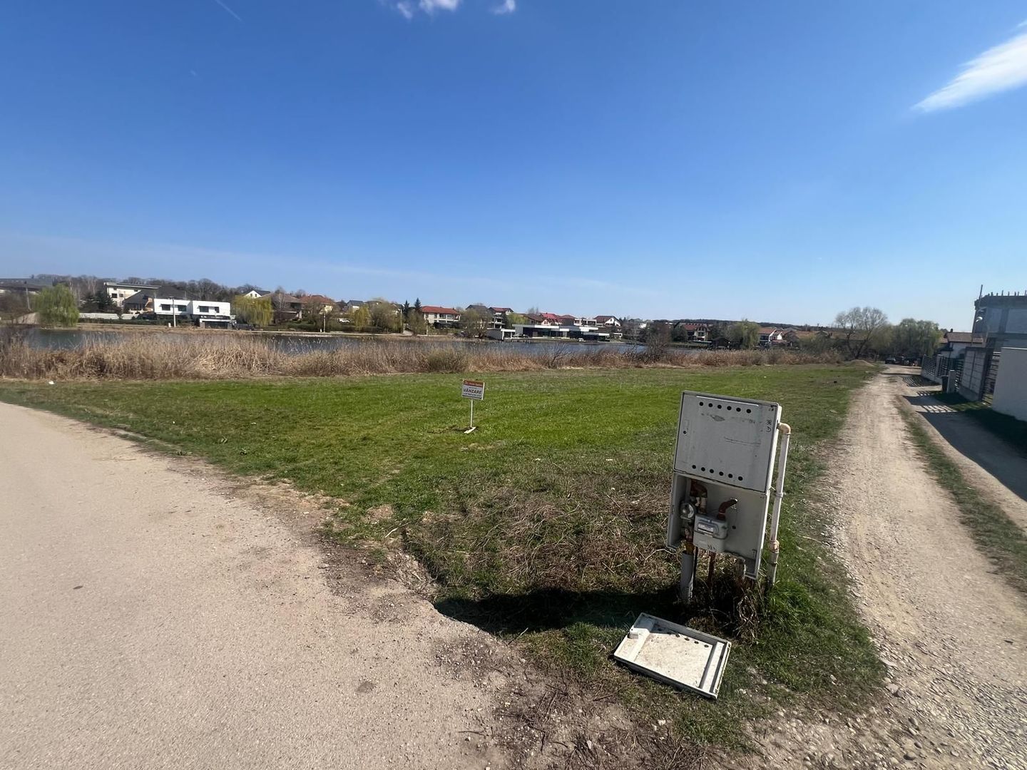 Teren edificabil 2.000 mp | Acces stradal | Vedere lac - Poză 2