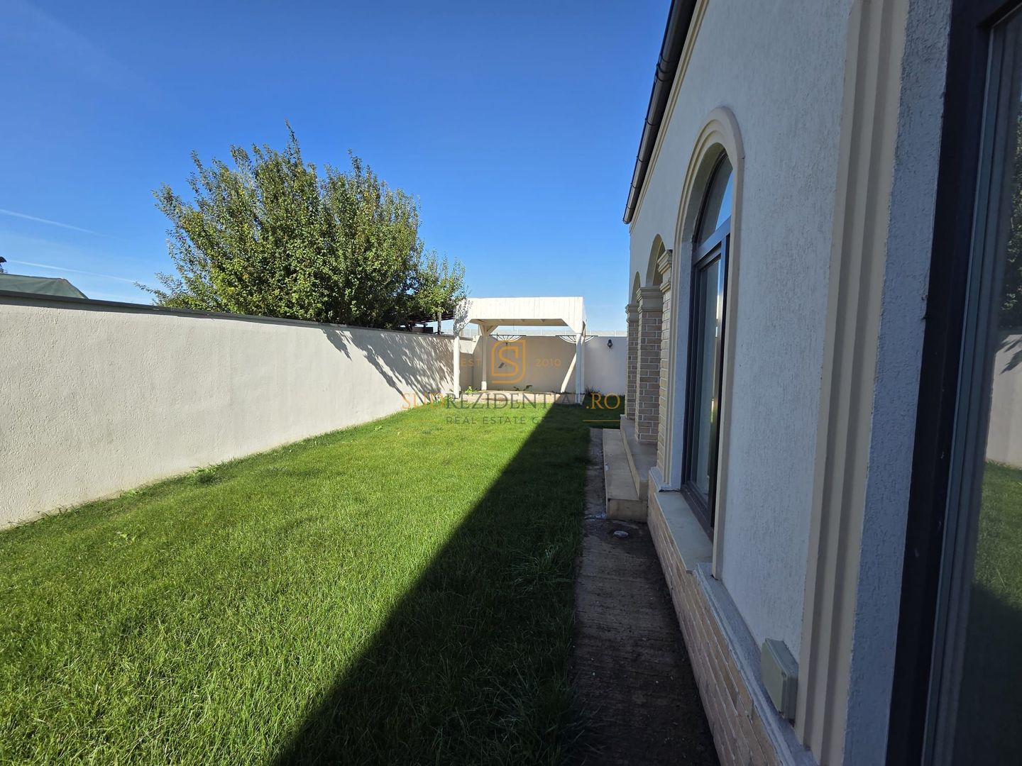 VILĂ MODERNĂ DE VÂNZARE –  POMPA DE CALDURA , PANOURI FOTOVOLTAICE - Poză 22