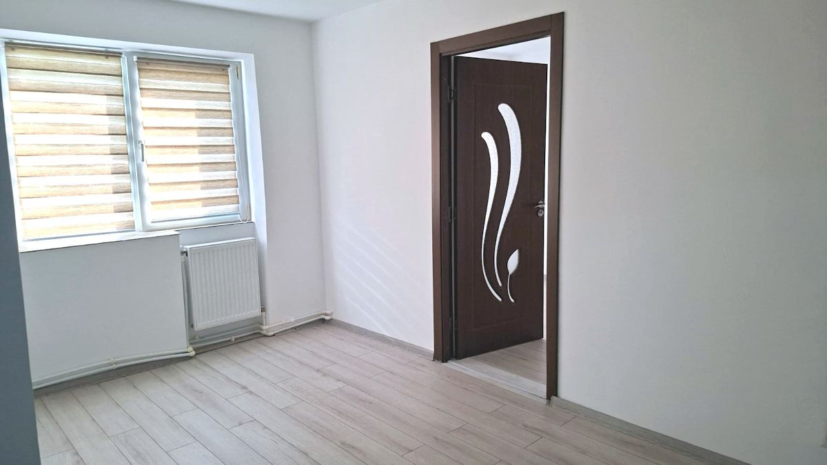 Apartament cu 2 camere, complet renovat, în zonă centrală din Tecuci - Poză 2