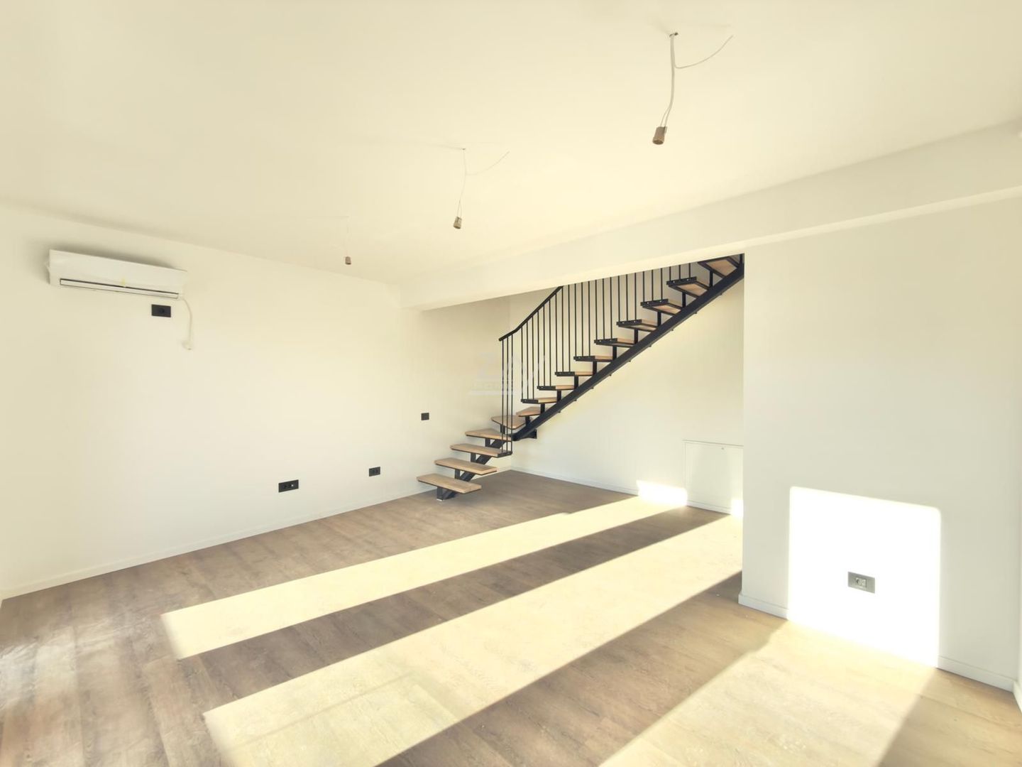 Comision 0! Duplex cu 5 camere despartit prin camera tehnica. Asfalt. - Poză 5