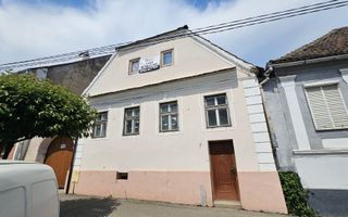 Casă veche, solidă, cu 4 camere, pivniță boltită și 4 băi – zonă centrală - Poză 1