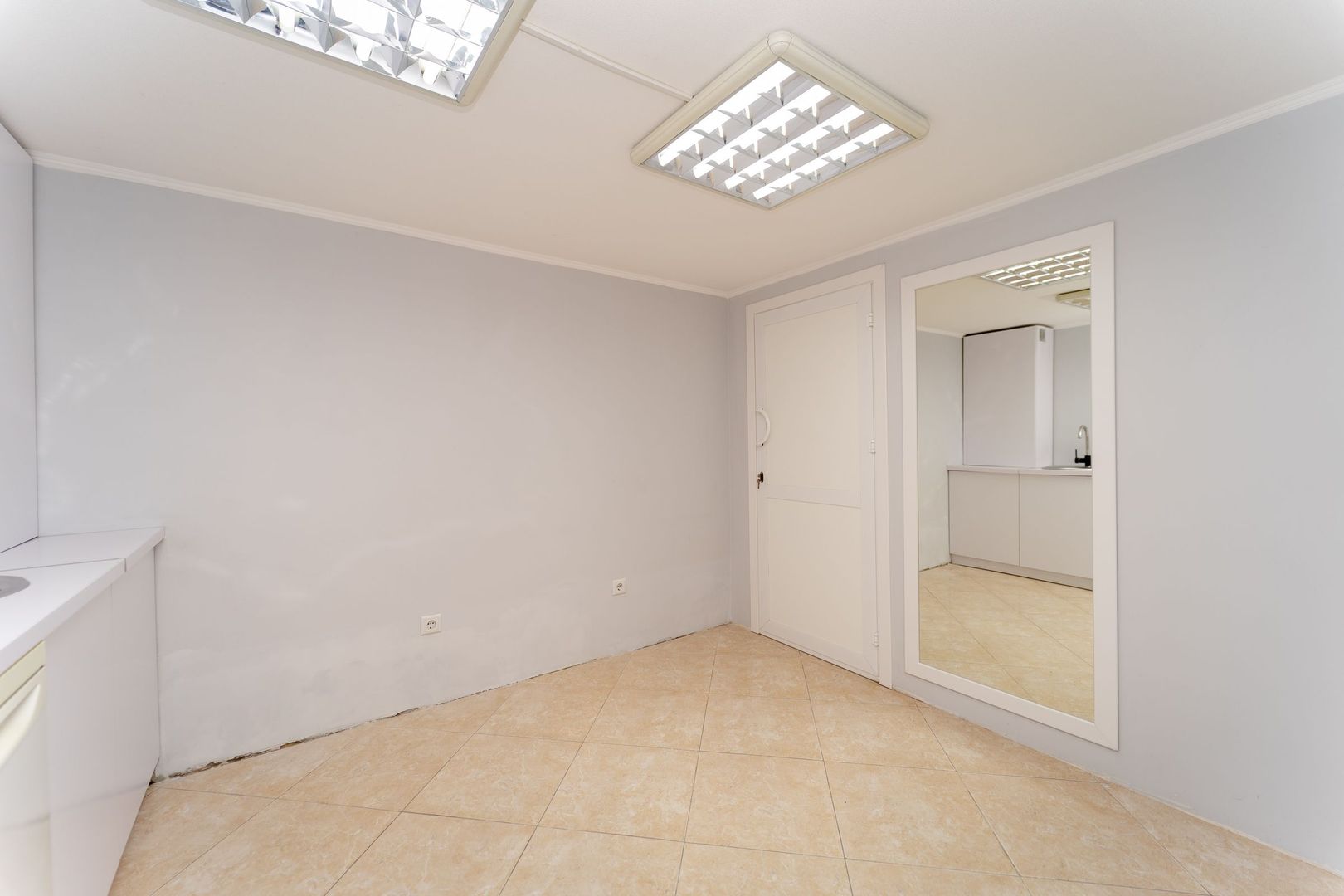 Spațiu comercial+apartament cu 3 camere Botanica Nicolae Zelinski 10/2 - Poză 4
