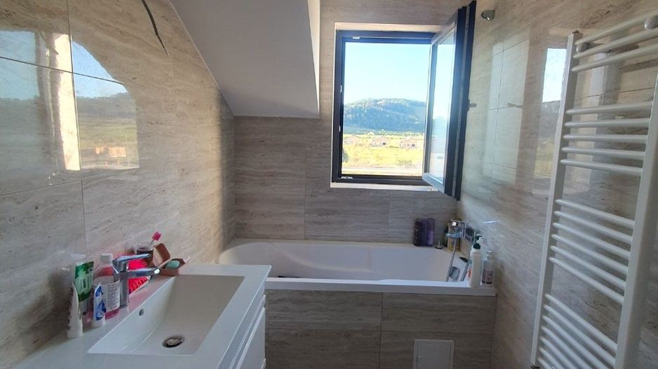 Locuință modernă, 2 camere decomandate, bloc tip vilă, Sânpetru - Poză 11