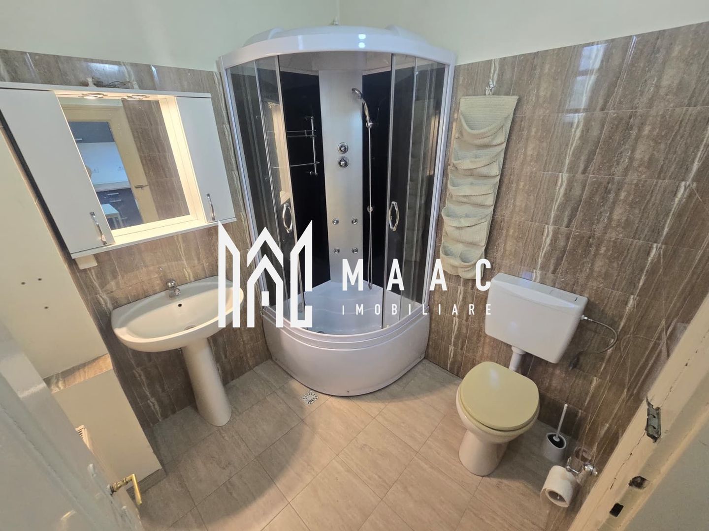 Apartament la casa cu 3 camere si curte Strada Bucegi - Poză 4