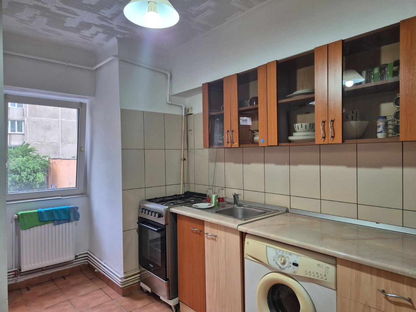 Intrare  Răcădău, apartament mobilat, liber la vânzare, însorit - Poză 7