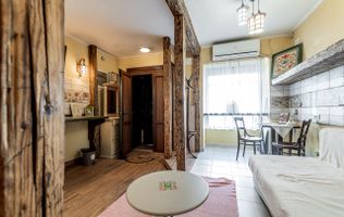 Spatiu comercial cu intrare din strada, fatada in curs de renovare