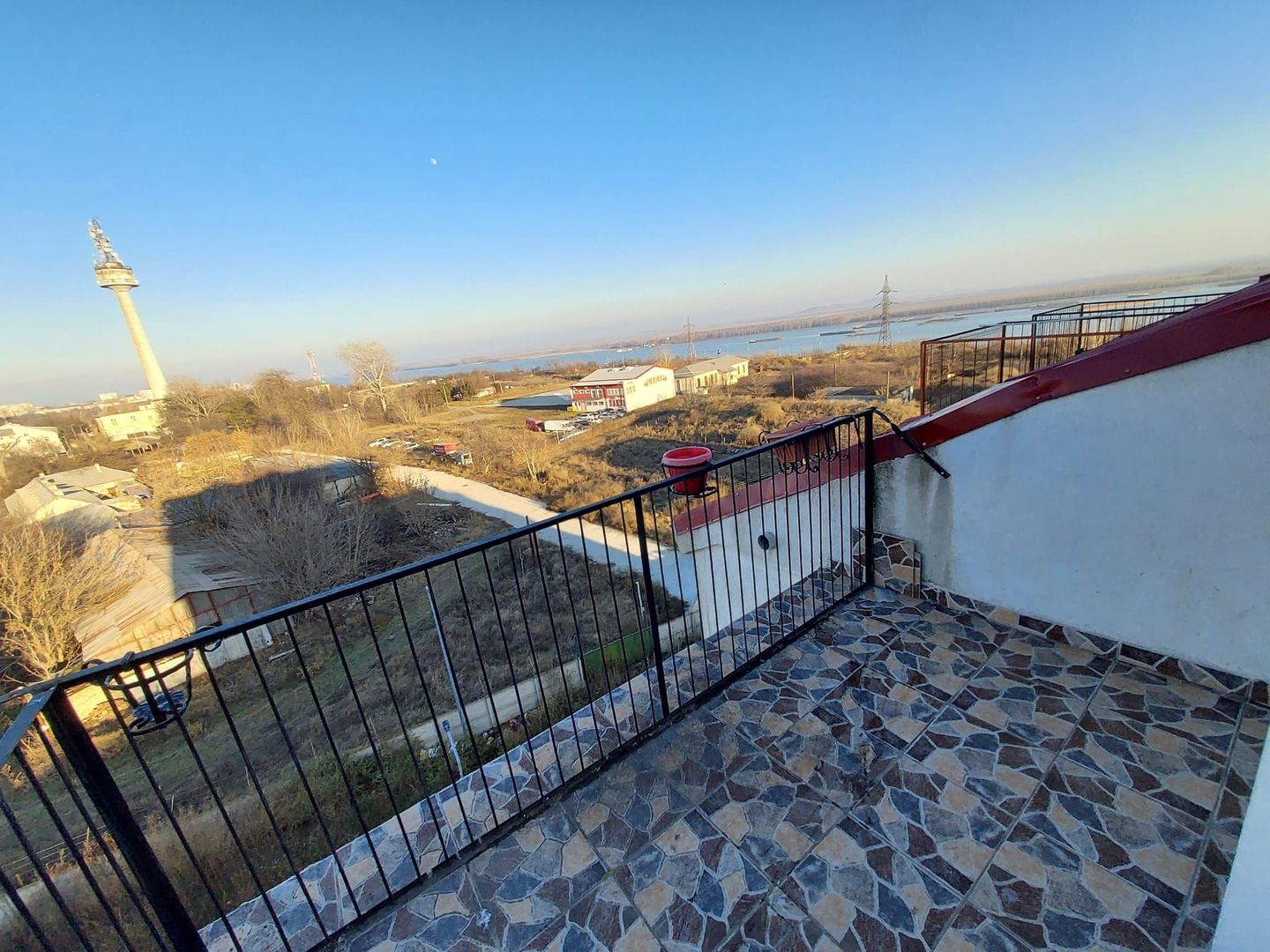 Mansarda  situata in Micro 21, cu balcon si vedere la Dunare - Poză 1