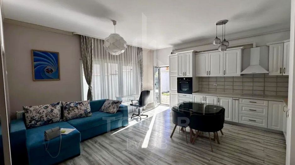 De inchiriat Apartament modern 3 camere cu curte privată şi parcare - Poză 1