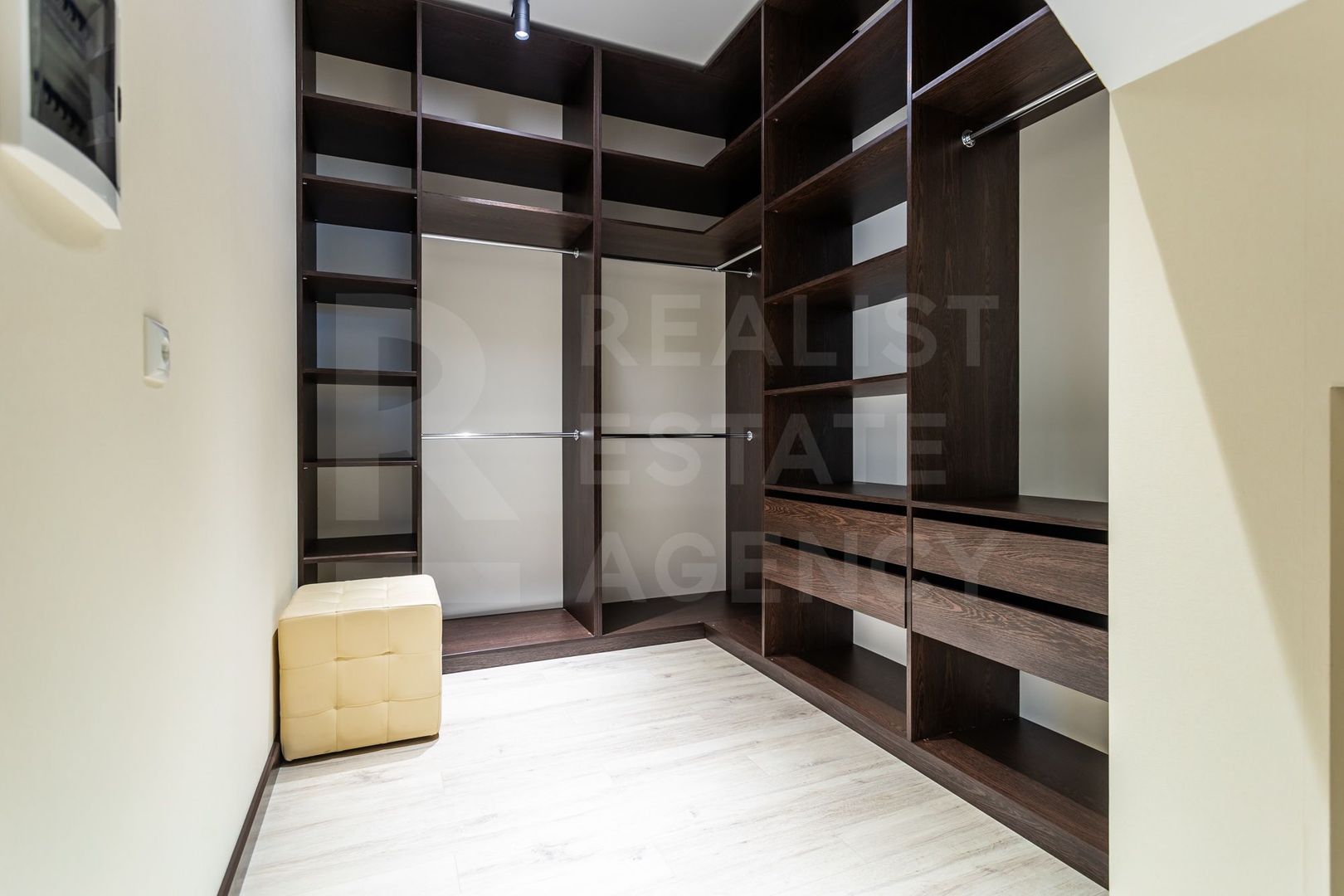 Vânzare, casă, 3 nivele, 4 camere, strada Schinoasa, com. Bacioi - Poză 11