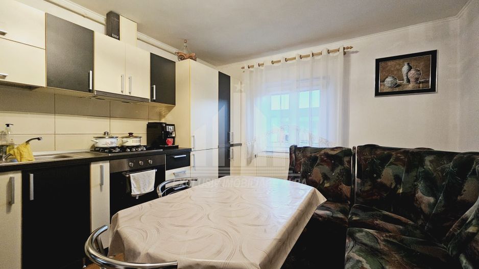 Apartament cu 3 camere decomandate, Cetate - Poză 2